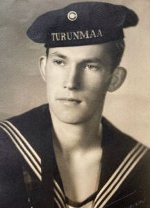 13. Leo Lindell merivoimien uniformussa.