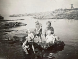 15. Pyykkirannassa Aino Lindell lastensa Anna- Maijan, Katariinan, Timon ja Osmon kanssa kesällä 1954.