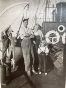 3. Ida- Maria moottorialus matkalla Sundsvalliin. Kuvassa Leo, Aino ja Anna- Maija Lindell.