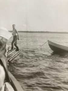 9. Leo Lindell kuljettaa ajotukkilauttaa veneensä perässä.
